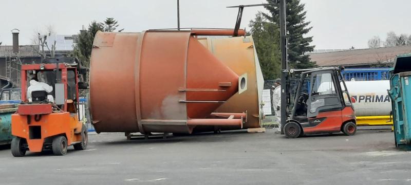 Silobehälter für Schüttgut mit Austrag-Dosierförderband und Waage Silo, Tank, Behälter aus Stahl