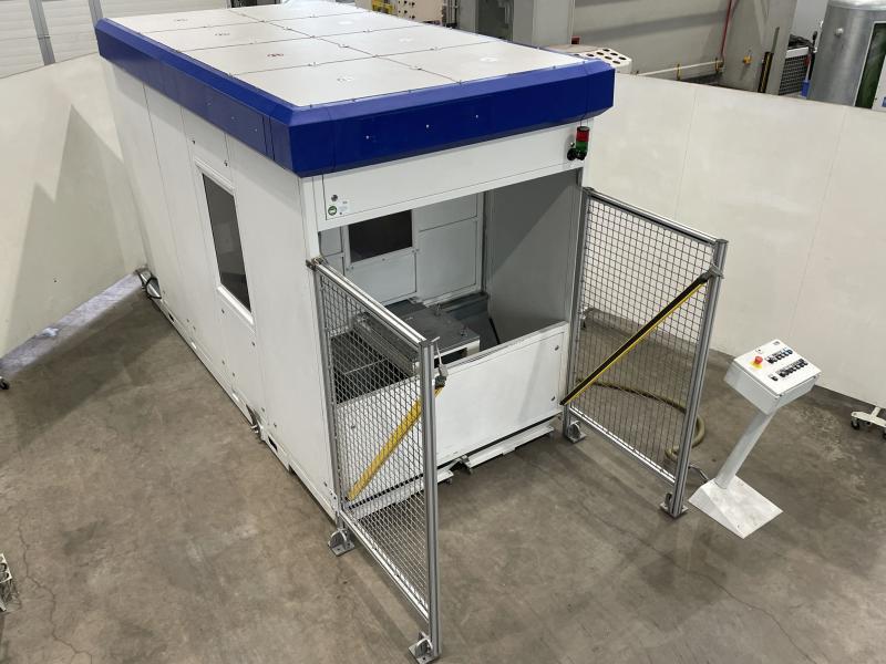 Flexible Fräszelle mit 6-Achsen Industrieroboter, Roboter Fräsanlage mit 2 Arbeitsplätzen