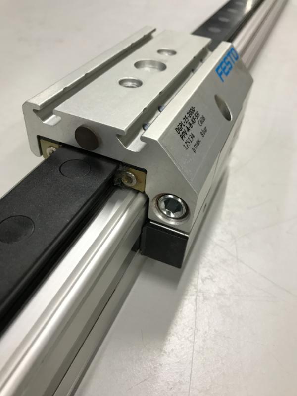 Linearantrieb, kolbenstangenloser Pneumatikzylinder