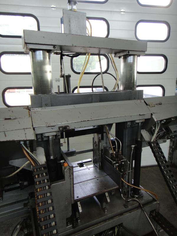 Säulengeführter Bandsäge Halbautomat bis Ø 380 mm mit Bündelspanneinrichtung und Materialanschlag