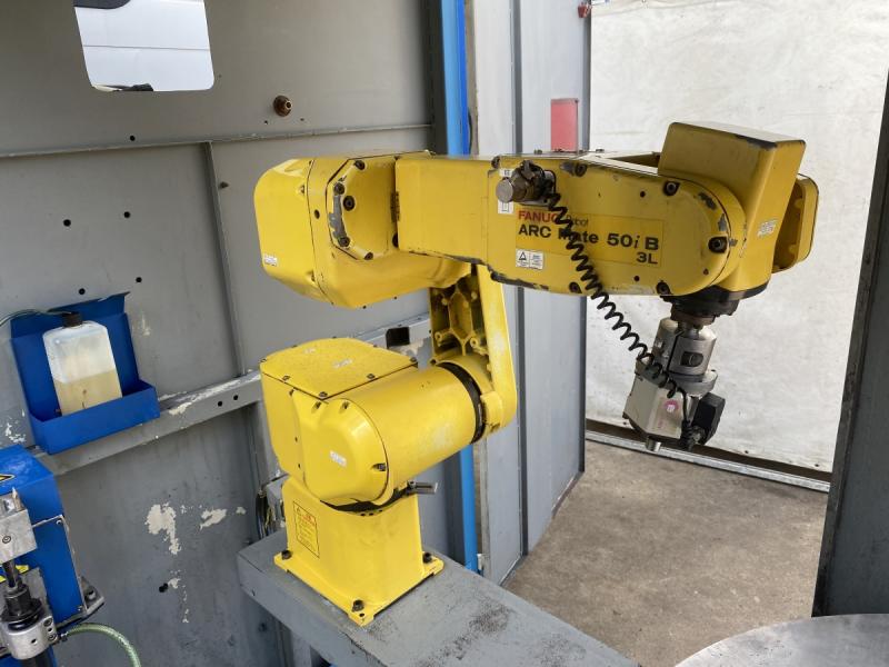 Schweißzelle mit 6-Achsen Industrieroboter FANUC ARC Mate Roboter Schweißanlage mit 2 Schweißplätzen Schweißzelle mit 6-Achsen Industrieroboter FANUC ARC Mate Roboter Schweißanlage mit 2 Schweißplätzen