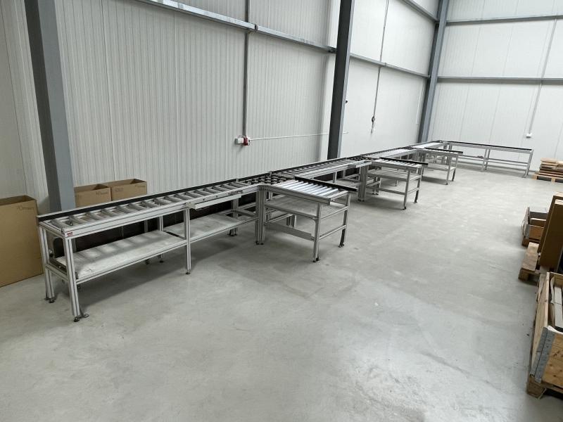 Montagelinie mit Rollenbahn aus Aluminium-Systemprofil und INTERROLL Metallrollen Montagelinie mit Rollenbahn aus Aluminium-Systemprofil und INTERROLL Metallrollen