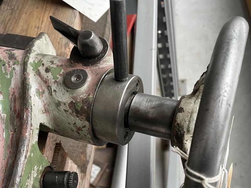 Reparaturbedürftiger Rundteiltisch mit Kurbel und Skala am Rundtisch zum direkten Teilen - DEFEKT