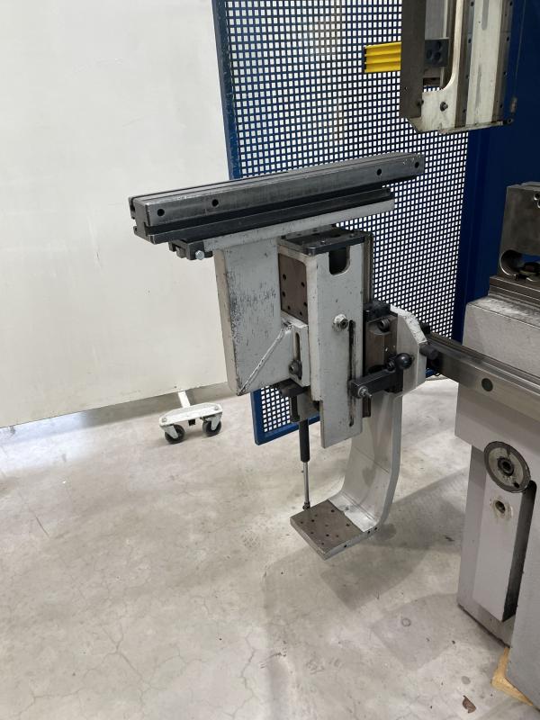 CNC Abkantpresse mit 6-Achsen Hinteranschlag und CYBELEC Steuerung