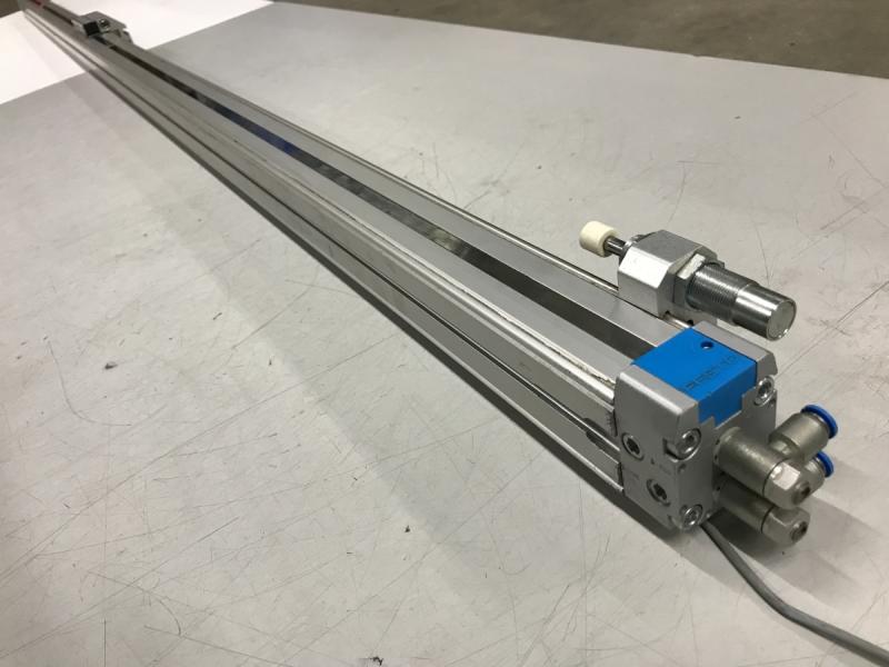 Linearantrieb, kolbenstangenloser Pneumatikzylinder