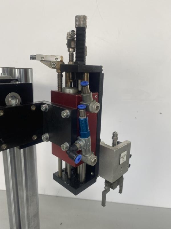 Pneumatischer Pick & Place Manipulator, Ladeeinheit wie Scara Roboter mit Parallel-Greifer