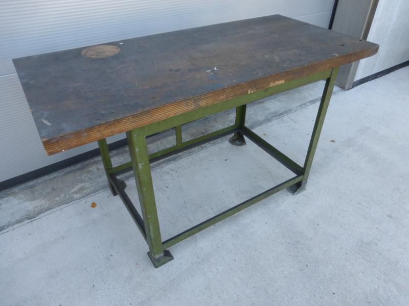 Werkbank, Werktisch mit Metallunterbau