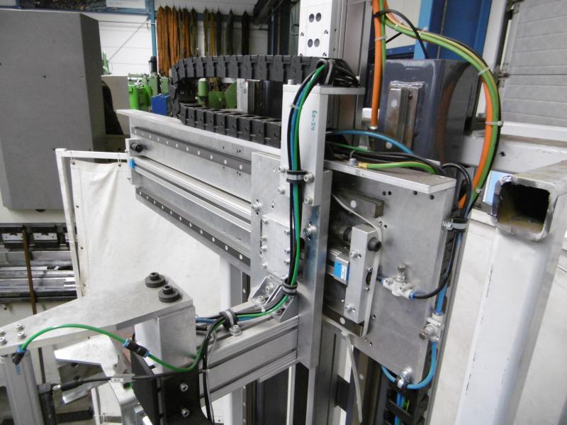 Lineareinheit, Linearachse, Portalachse mit Servoantrieb, Synchronservomotor, Elektroschlitten,  Beladeeinheit, Linearführung mit Servomotor und Pneumatikgreifer