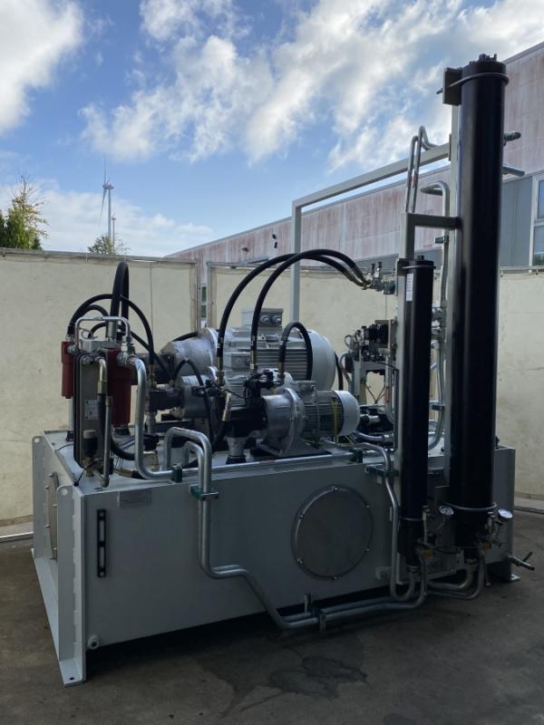 Hydraulikaggregat mit Hydraulikpumpe mit 3 Motoreinheiten bis 90 kW, bis 350 bar
