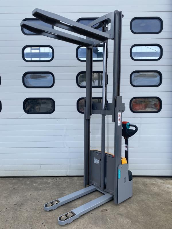 Elektro - Gehstapler, Deichselstapler + Neue Batterie, Traglast 1000 kg, Hubhöhe 2500 mm