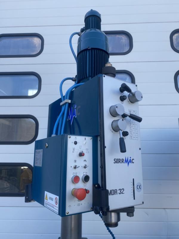 Reihenbohrmaschine mit 3 Stationen, Bohrmaschine und Gewindeschneidmaschine Reihenbohrmaschine mit 3 Stationen, Bohrmaschine und Gewindeschneidmaschine