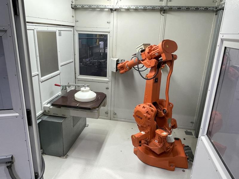 Flexible Fräszelle mit 6-Achsen Industrieroboter, Roboter Fräsanlage mit 2 Arbeitsplätzen