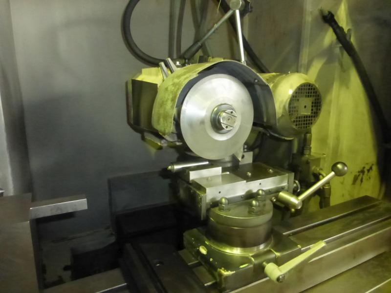 CNC Univ. Werkzeugschleifmaschine - Defekt - ohne Steuerung, mit Betriebsanleitung