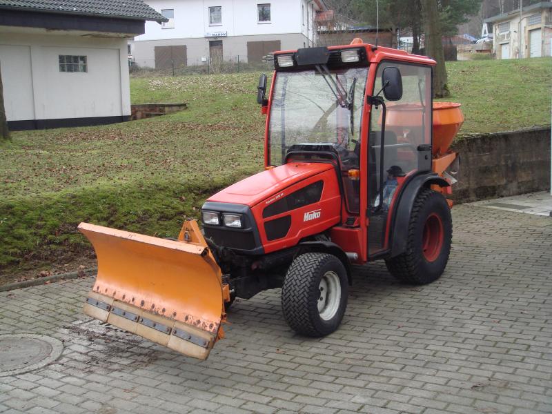 Kommunalschlepper, Traktor mit Kehrmaschine und Schneeräumschild für Winterdienst Kommunalschlepper, Traktor mit Kehrmaschine und Schneeräumschild für Winterdienst