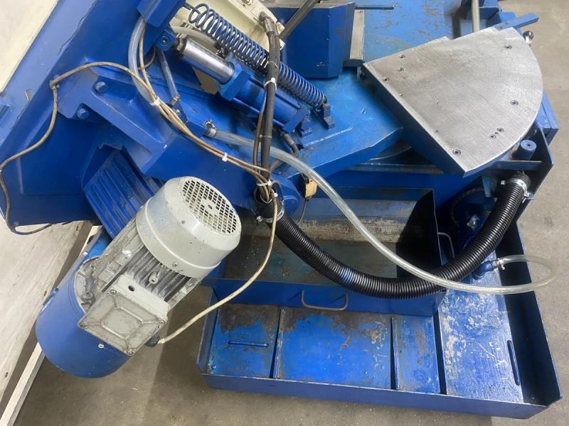 Horizontal-Gehrungsbandsäge in Schwenkbügelausführung