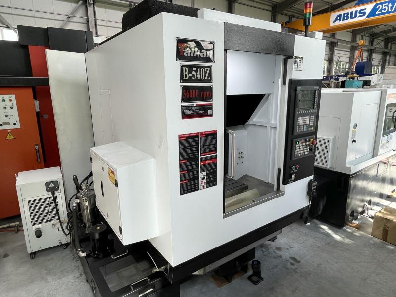 Neuwertiges CNC Vertikal Bearbeitungszentrum, Fräsmaschine