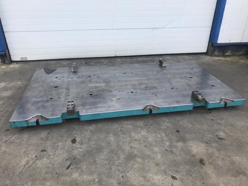 Richt- und Schweißplatte aus Stahl, Vollmaterial, Bearbeitete Stahlplatte aus einem Werkzeuggestell