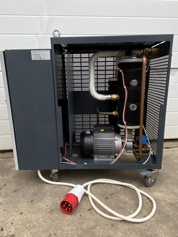 Universal Temperiergerät mit Elektroheizung und Anschlüssen für Fremdkühlung