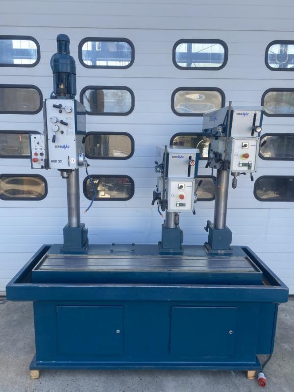 Reihenbohrmaschine mit 3 Stationen, Bohrmaschine und Gewindeschneidmaschine Reihenbohrmaschine mit 3 Stationen, Bohrmaschine und Gewindeschneidmaschine