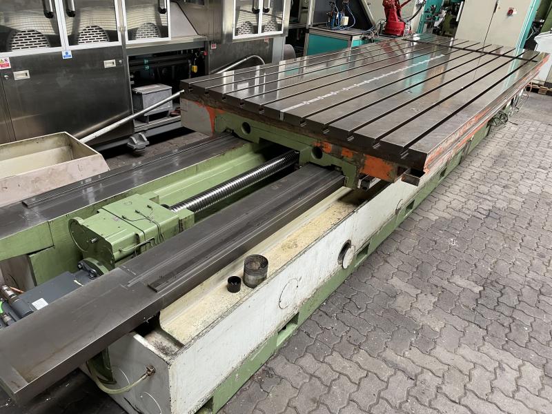 Tischeinheit von einer Portalfräsmaschine, Aufspannplatte mit T-Nuten aus Stahlguß-Grauguß