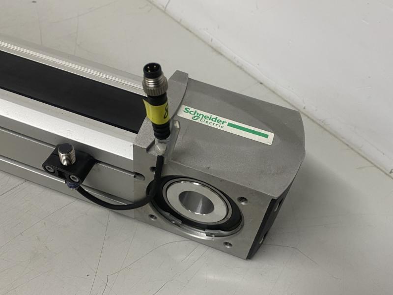 Linearachse mit Servomotor, Zahnriemenantrieb und Kugelumlaufführung