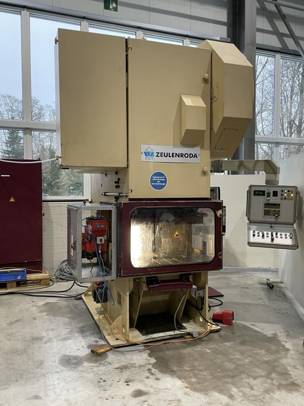 Einständer - Exzenterpresse mit Walzenvorschub MABU