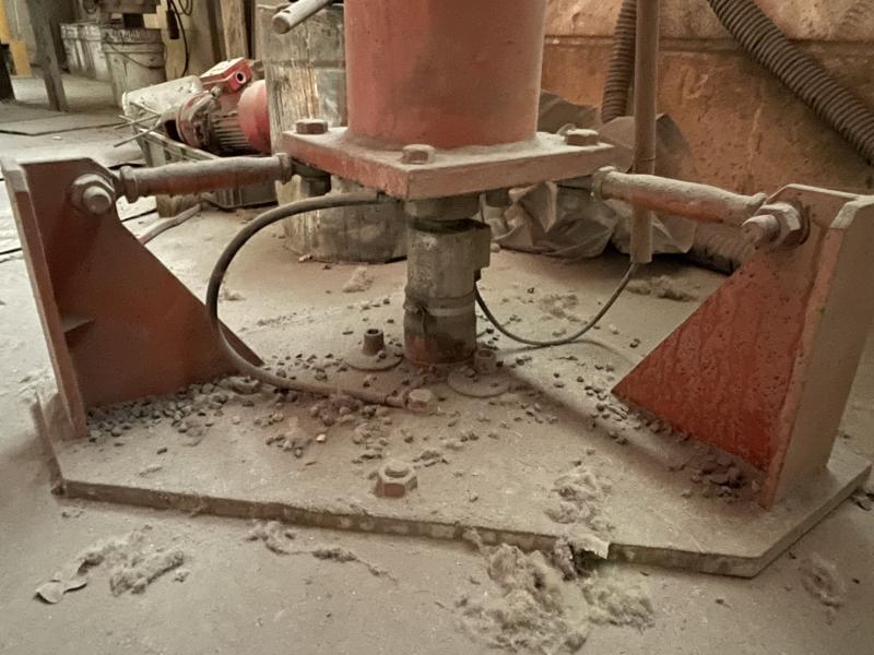 Silobehälter für Schüttgut mit Austrag-Dosierförderband und Waage Silo, Tank, Behälter aus Stahl Silobehälter für Schüttgut mit Austrag-Dosierförderband und Waage Silo, Tank, Behälter aus Stahl