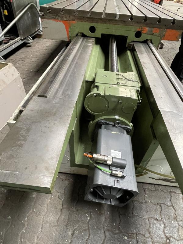 Tischeinheit von einer Portalfräsmaschine, Aufspannplatte mit T-Nuten aus Stahlguß-Grauguß