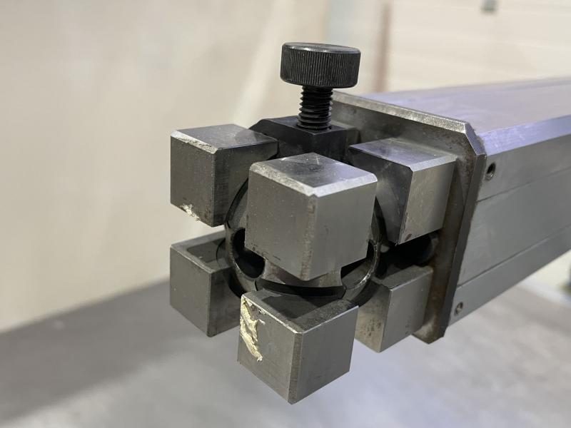 Messmaschine mit handgeführten Messarm, Mess- und Anreißplatte Stahlguß-Grauguß stark verrippt