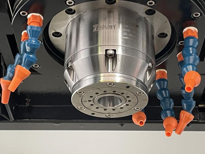 Neuwertiges CNC Vertikal Bearbeitungszentrum, Fräsmaschine