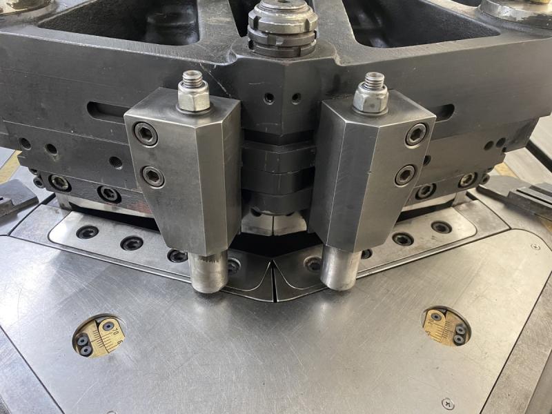 2 Stationen Ausklinkmaschine mit Winkelverstellung + Abkantmaschine, Gesenkbiegepresse