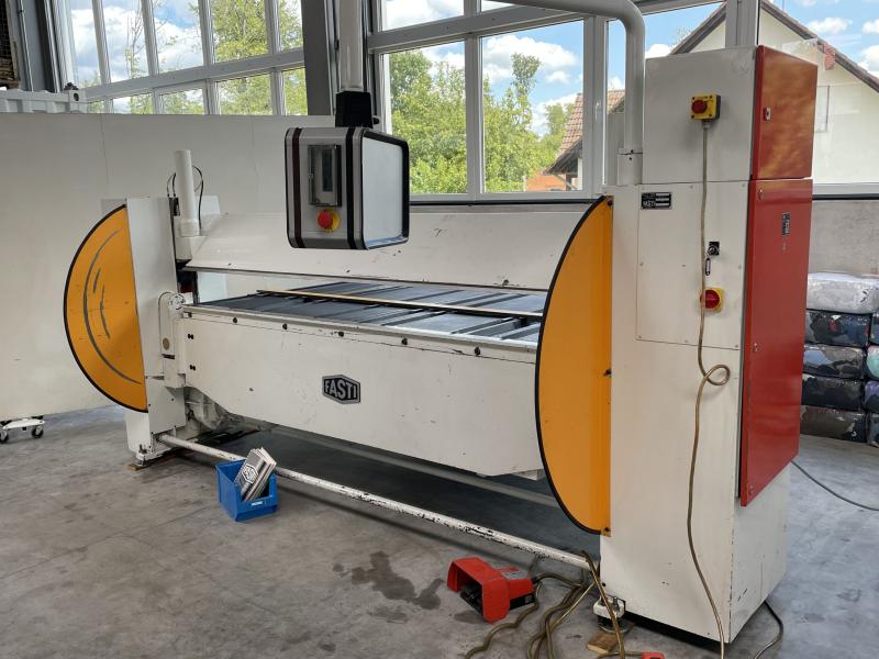 Schwenkbiegemaschine mit zusätzlichem Segment-Oberwerkzeug, Geisfußschiene
