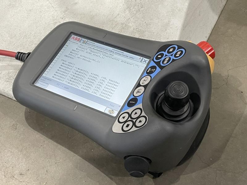 Flexible Fräszelle mit 6-Achsen Industrieroboter ABB Roboter Fräsanlage mit 2 Arbeitsplätzen