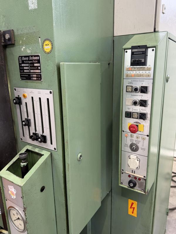 Doppelständer - Hydraulikpresse mit zusätzlichen Seitenzylinder Vertikal + Horizontal je 100 ton.