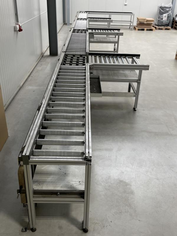 Montagelinie mit Rollenbahn aus Aluminium-Systemprofil und INTERROLL Metallrollen Montagelinie mit Rollenbahn aus Aluminium-Systemprofil und INTERROLL Metallrollen