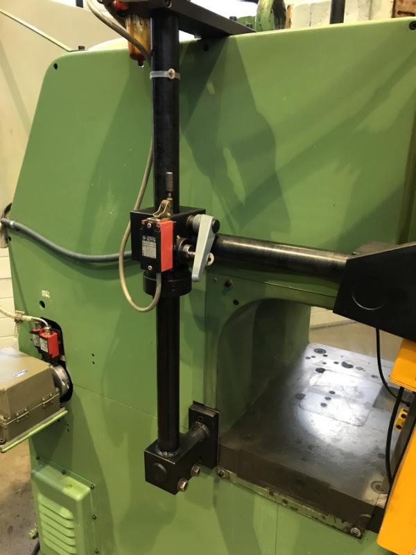 Einständer Kniehebelpresse