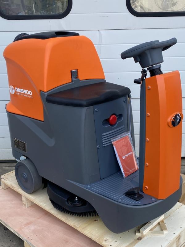 Neue akkubetriebene Aufsitz-Scheuersaugmaschine, Scheuersaugmaschine, Bodenreinigungsmaschine