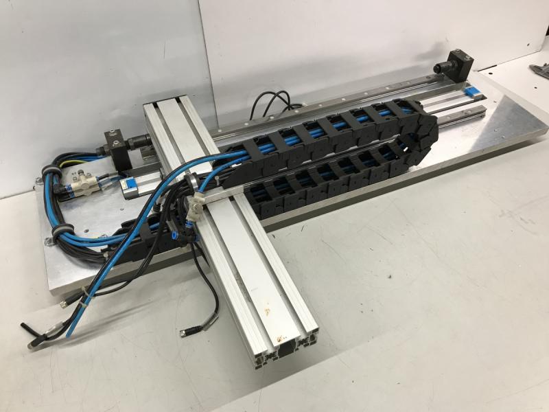 Linearantrieb, kolbenstangenloser Pneumatikzylinder Linearführung