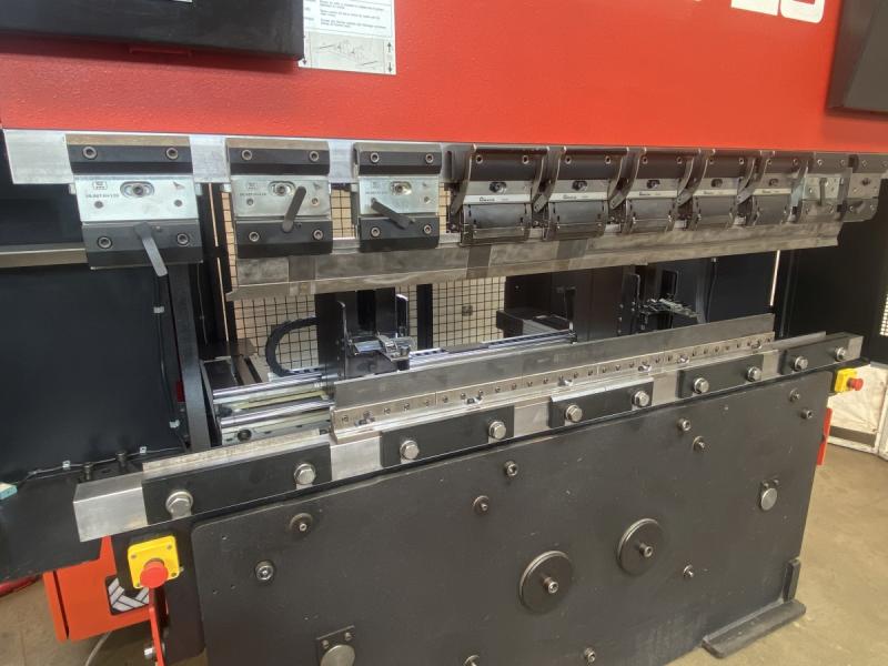 CNC Abkantpresse, Gesenkbiegemaschine mit 8-Achsen