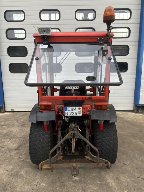 Kommunalschlepper, Traktor mit Kehrmaschine und Schneeräumschild für Winterdienst Kommunalschlepper, Traktor mit Kehrmaschine und Schneeräumschild für Winterdienst