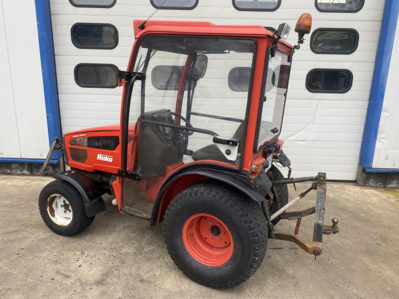 Kommunalschlepper, Traktor mit Kehrmaschine und Schneeräumschild für Winterdienst Kommunalschlepper, Traktor mit Kehrmaschine und Schneeräumschild für Winterdienst