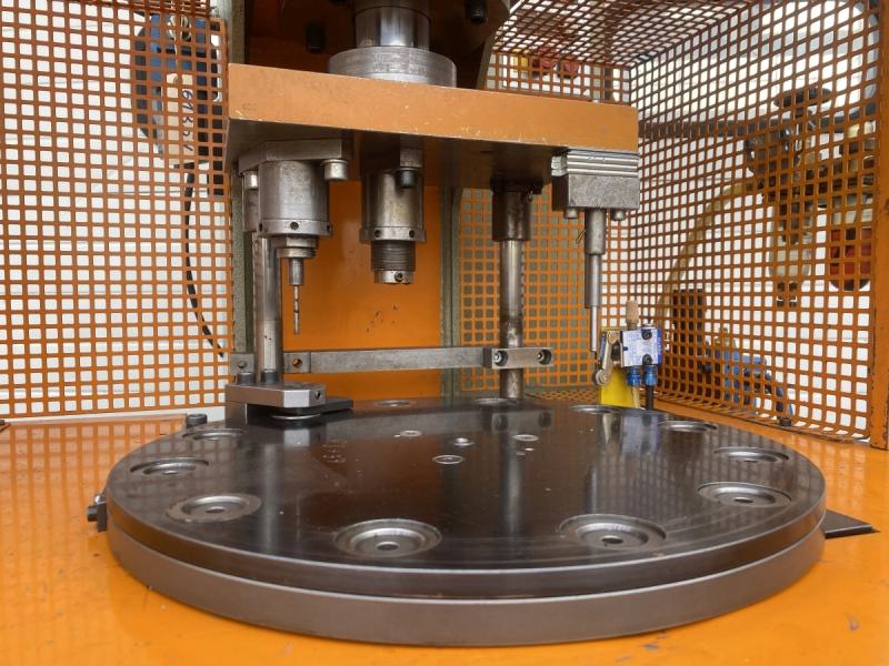 Einständer - Hydraulikpresse mit Rundtakttisch Einständer - Hydraulikpresse mit Rundtakttisch