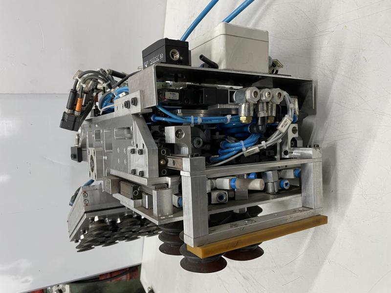 Vakuum-Hebegerät, Vakuumheber,  Sonderanfertigung als Handlinggerät für einen Industrieroboter