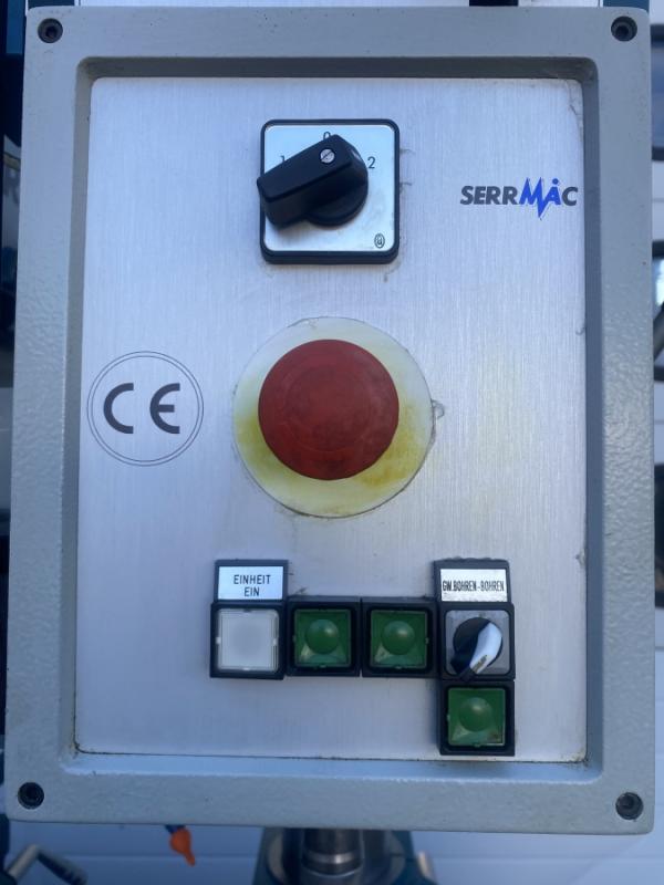 Reihenbohrmaschine mit 3 Stationen, Bohrmaschine und Gewindeschneidmaschine Reihenbohrmaschine mit 3 Stationen, Bohrmaschine und Gewindeschneidmaschine