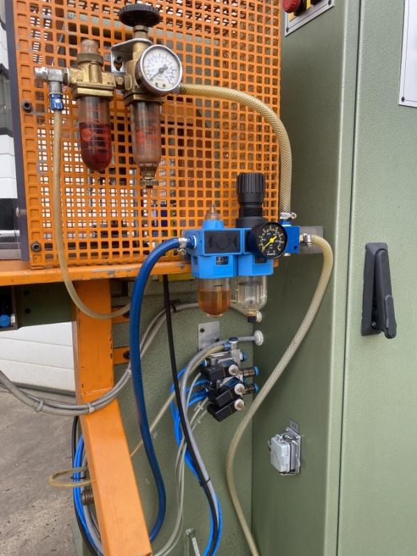 Einständer - Hydraulikpresse mit Rundtakttisch Einständer - Hydraulikpresse mit Rundtakttisch