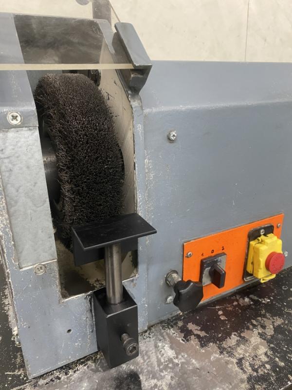 Bürstenentgratmaschine