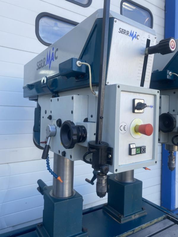 Reihenbohrmaschine mit 3 Stationen, Bohrmaschine und Gewindeschneidmaschine Reihenbohrmaschine mit 3 Stationen, Bohrmaschine und Gewindeschneidmaschine