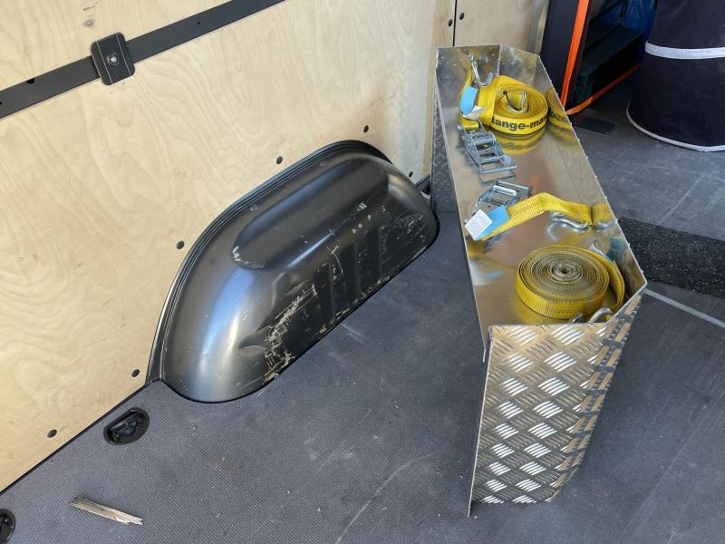 ALU Radkastenverkleidung mit Ablagefach für Transporter Radkastenschutz, Ergänzung zum Regalsystem, Einbauregal ALU Radkastenverkleidung mit Ablagefach für Transporter Radkastenschutz, Ergänzung zum Regalsystem, Einbauregal