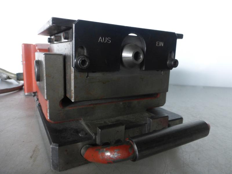 Hinterschleifgerät mit Permanentmagnetspannplatte