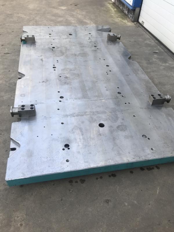 Richt- und Schweißplatte aus Stahl, Vollmaterial Bearbeitete Stahlplatte aus einem Werkzeuggestell Richt- und Schweißplatte aus Stahl, Vollmaterial Bearbeitete Stahlplatte aus einem Werkzeuggestell